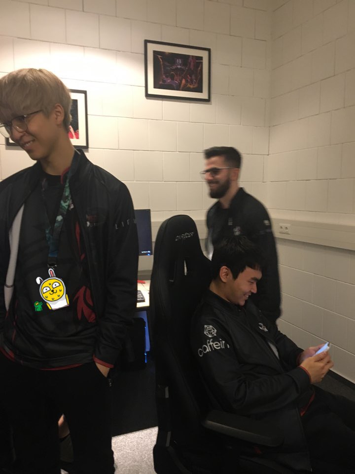 lolGorillA's tweet photo. same but different 😀 https://t.co/l17GNQm1oX