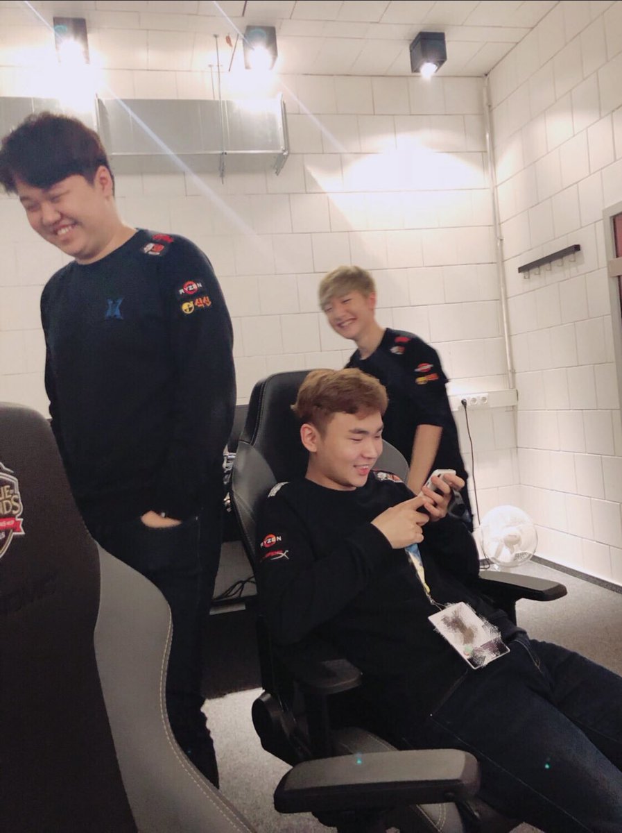 lolGorillA's tweet photo. same but different 😀 https://t.co/l17GNQm1oX