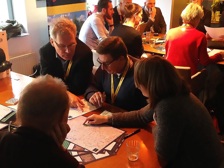 jouwlichtop040's tweet photo. Zeer geslaagde co-creatiesessie voor Gijzenrooi met betrokken bewoners en enthousiaste ondernemers vanmiddag in Pand P. Van alle energie vele idee-peertjes zien ontbranden. Hier doen we het voor. Nu al zin in de komende sessie van volgende week. https://t.co/OzpCrgQWh1