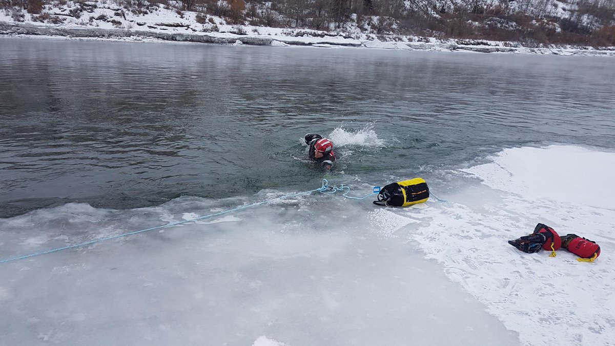 StrathconaFire's tweet photo. Is there a better way to spend a cold January day? Our water rescue team was in the river yesterday brushing up on their ice rescue skills. #cold #brrr #everythingisfrozen https://t.co/mYjPkQrkcN