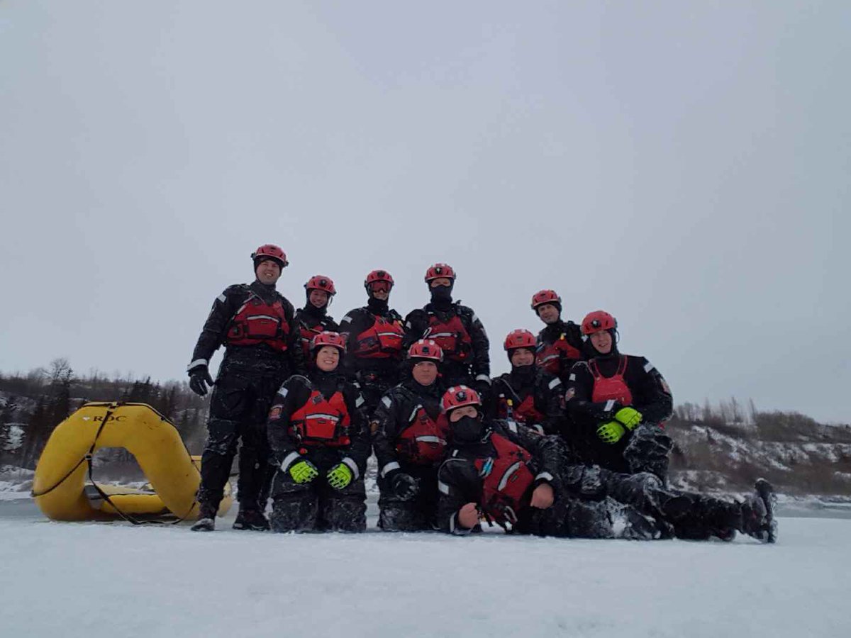 StrathconaFire's tweet photo. Is there a better way to spend a cold January day? Our water rescue team was in the river yesterday brushing up on their ice rescue skills. #cold #brrr #everythingisfrozen https://t.co/mYjPkQrkcN
