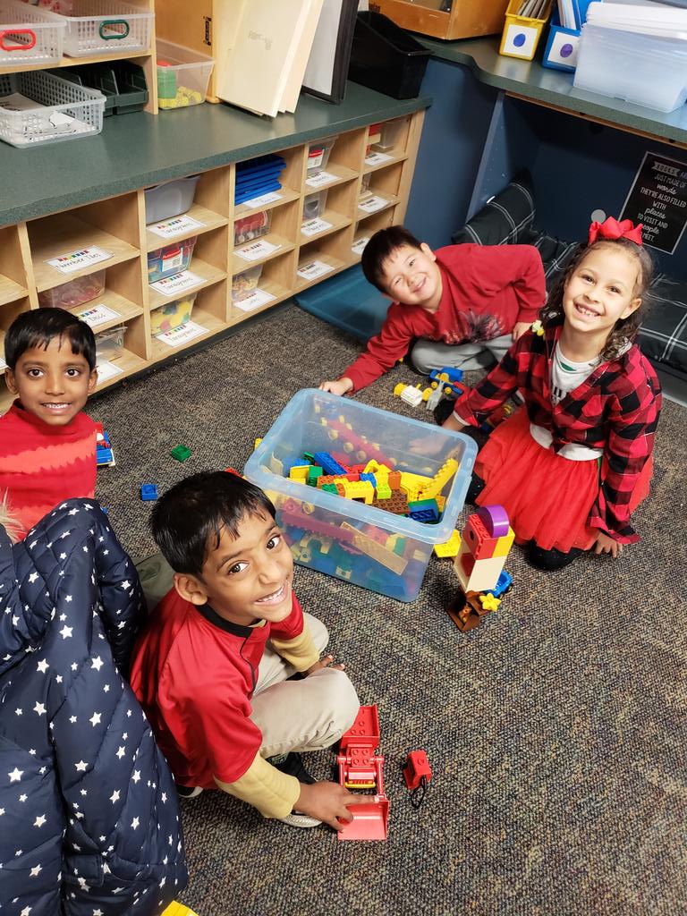 MrsFordtastic's tweet photo. Kindergarten at @rberoadrunner loves the #Chiefs during STEM bin time!! https://t.co/bjtNwpmIwG