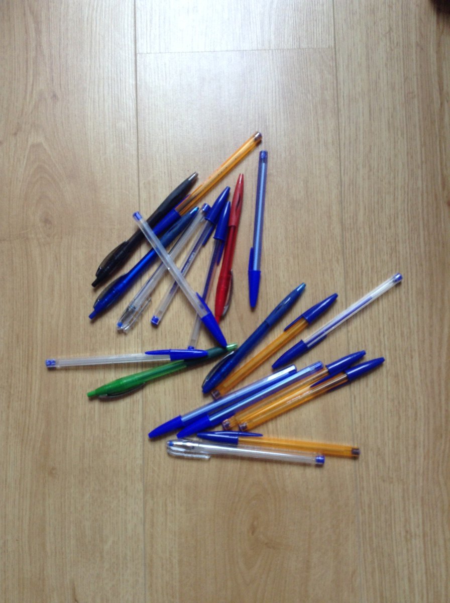 17 stylos Bic bleus, 1 rouge, 1 vert et 1 noir. Voilà la consommation de 2 ans de Paces... Vous voulez la version surligneurs ? 😂