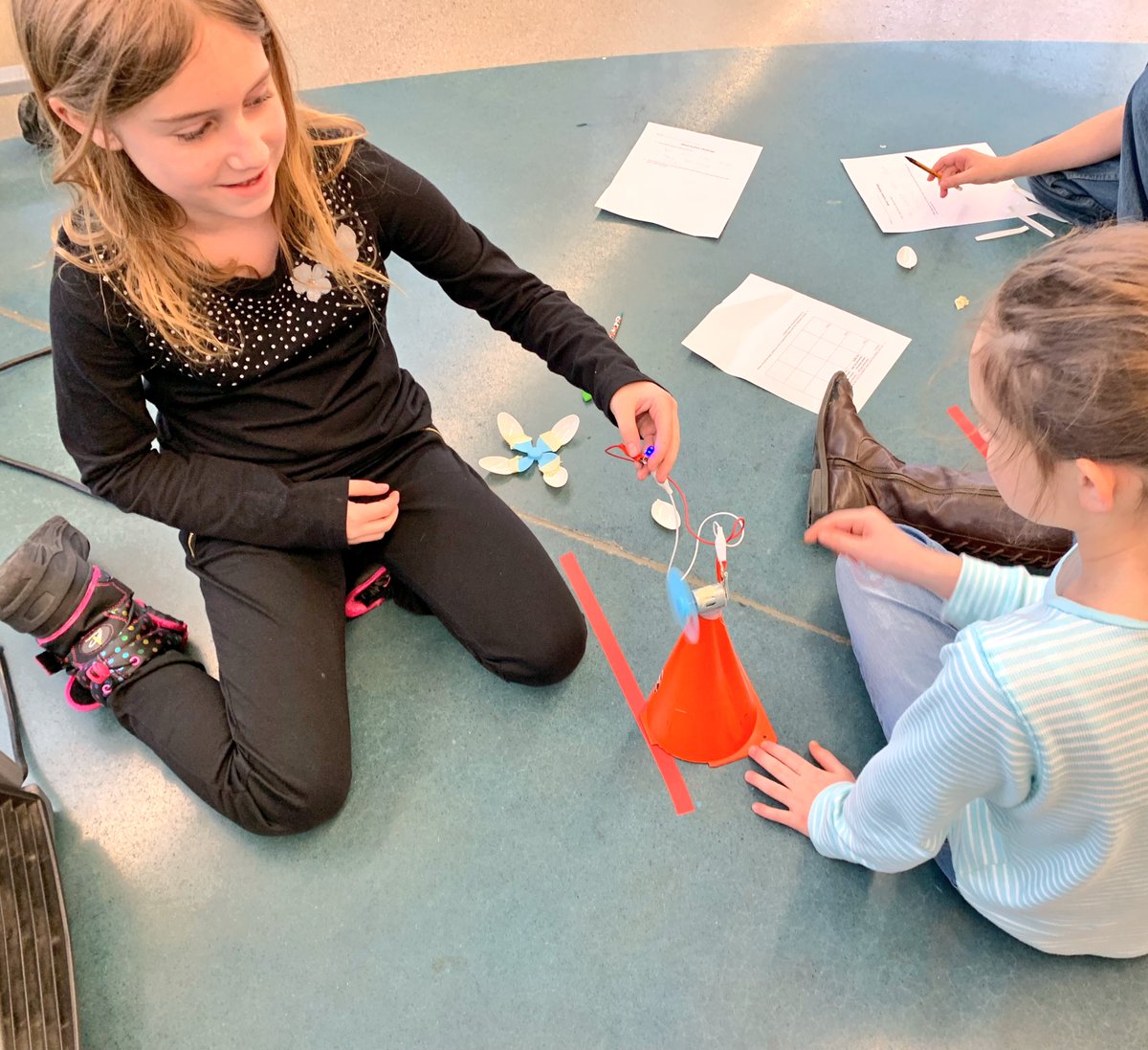 PatrickHazelton's tweet photo. After reading “The Boy Who Harnessed the Wind” students engineered their own wind turbines and tried to generate enough electricity to power an led light with various wind speeds at various lengths @jane_zellers @WCS_Lincoln #wcsSTEM #WCSmission https://t.co/jZEk6s7YGo