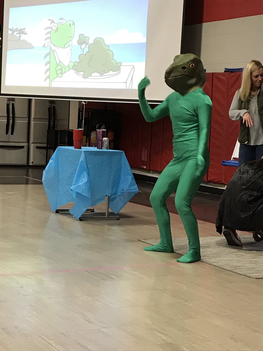 MissToaz's tweet image. One school, one book assembly! #HankZipzerDayoftheIguana #BellflowerWay