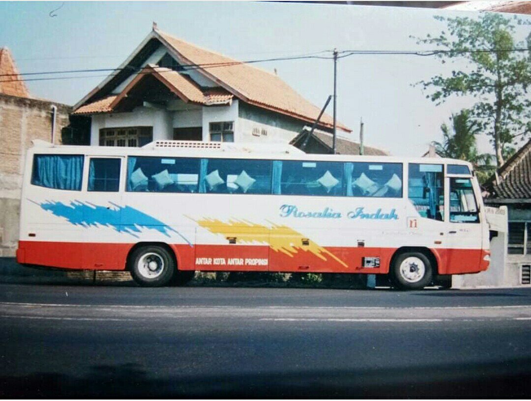 Old but gold....Dulu naik ini, ga mau tidur selama di dalam bis... Tapi sayang pak supirnya jago bawanya, saking alusnya sampe akhirnya takluk dengan imbasnya yaitu buaian kantuk