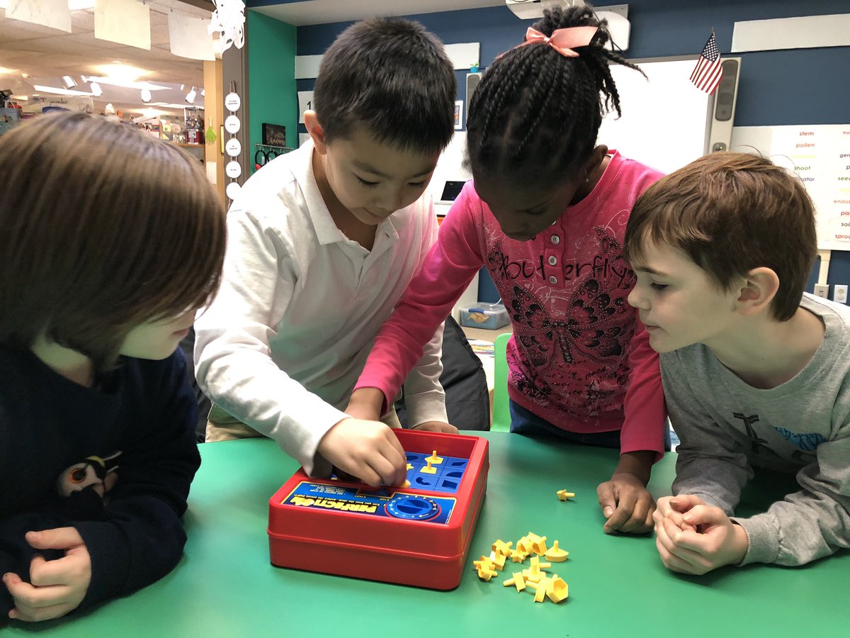 bluedaisyteach's tweet image. Indoor &amp;amp; outdoor recess today! #Perfection #shapegame #snow #wintersnow #sledding #snowman @ACSRochester @Anniesk #grade2