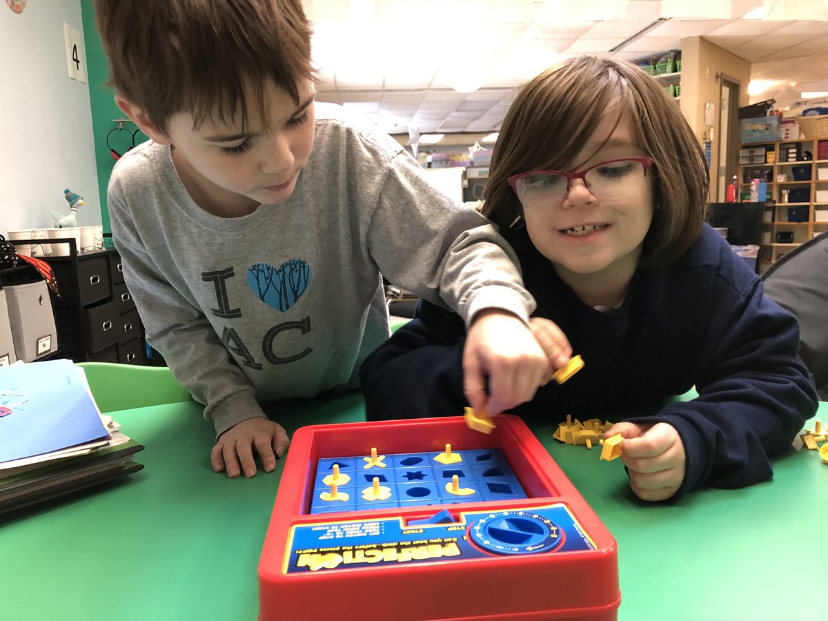 bluedaisyteach's tweet image. Indoor &amp;amp; outdoor recess today! #Perfection #shapegame #snow #wintersnow #sledding #snowman @ACSRochester @Anniesk #grade2