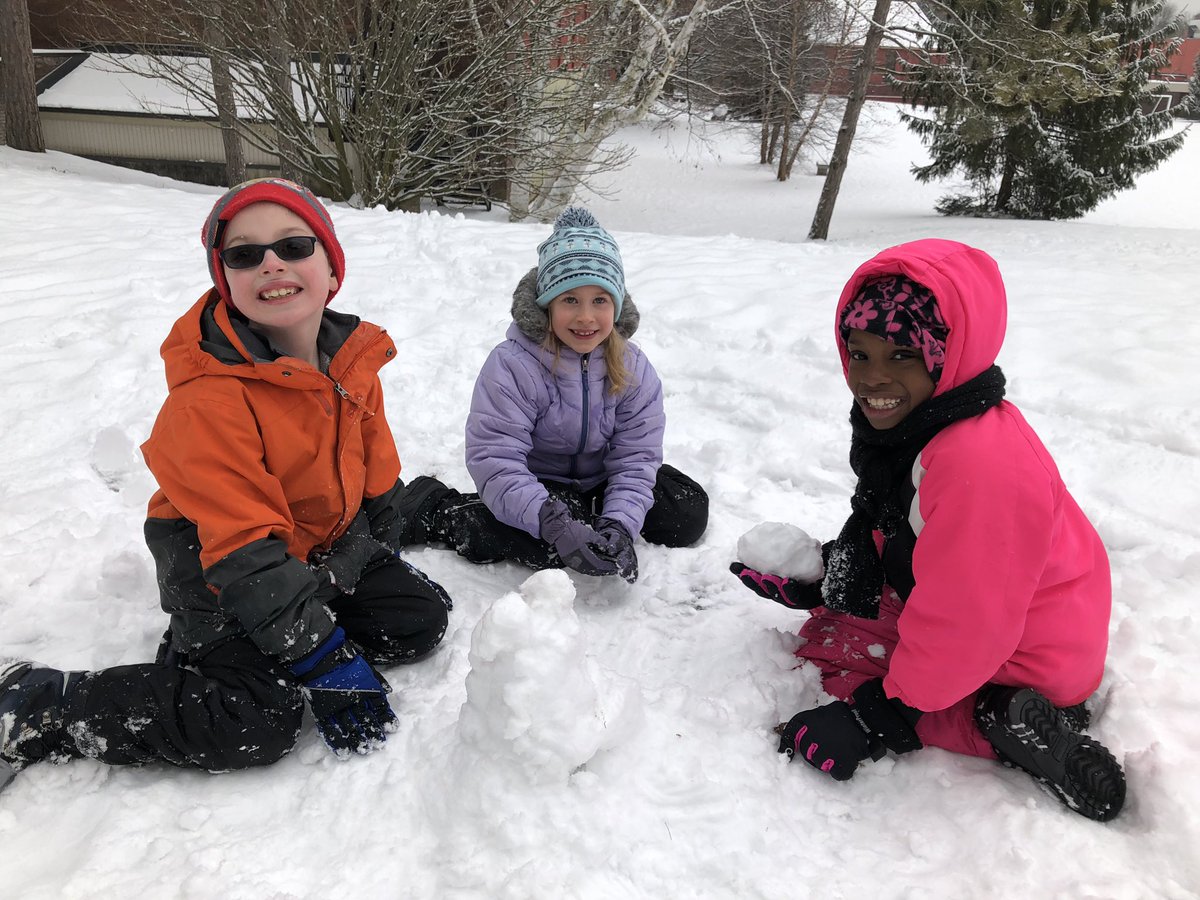 bluedaisyteach's tweet image. Indoor &amp;amp; outdoor recess today! #Perfection #shapegame #snow #wintersnow #sledding #snowman @ACSRochester @Anniesk #grade2