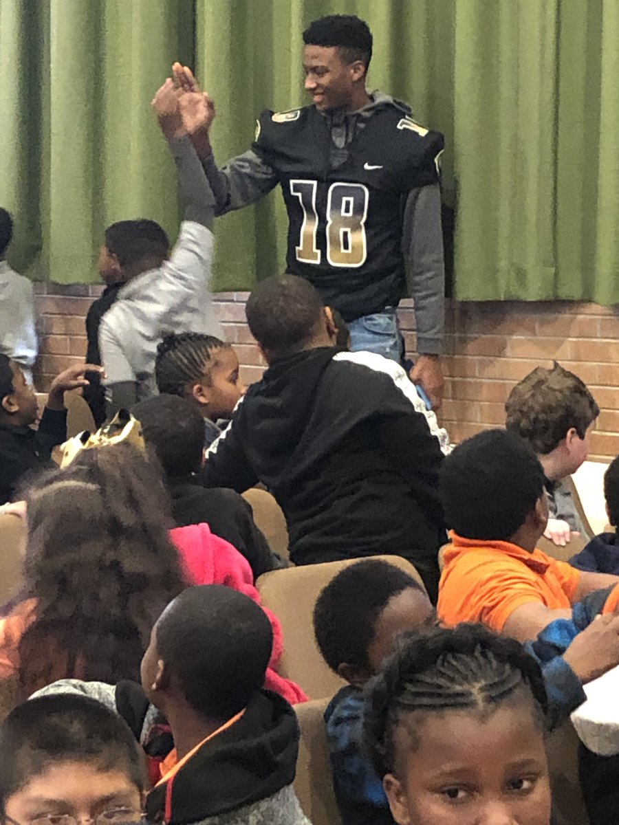 GldLionFootball's tweet photo. Thanks to @Isaiah_Bess and @DonyeFuller for respresenting Shelby High School Football as celebrity judges for Graham Elementary School spelling bee. @CleveCoSchools https://t.co/NUb8GdPZJJ