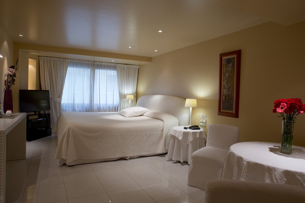 Descobreix l'habitació 210 ORIXXONTI: Habitació de disseny italià on domina el color blanc, ideal per a nit de noces. Cambra de bany igualment blanca.
#fivestarshotel #fivestars #fivestarshotelandorra #luxurylife #hotelandorre #hotel #escaldes #hotelandorra #casacanut