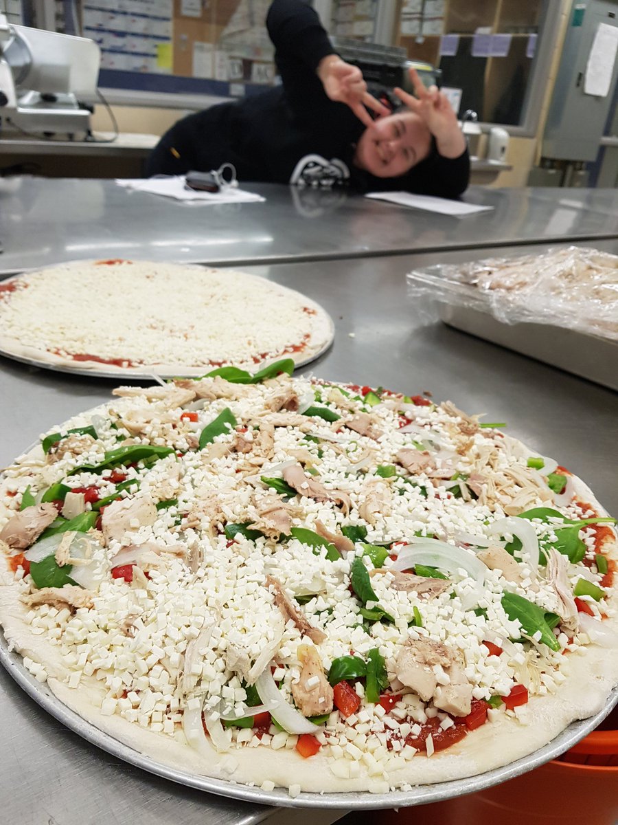 chefdazza's tweet image. Custom pizzas for Friday night Pizza night! #thelakerway #bmlsslearns