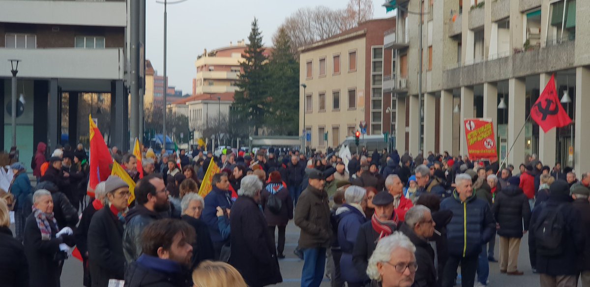 prc_lombardia's tweet photo. Ora al presidio a #SestoSanGiovanni contro la presenza di #CasaPound nella città medaglia d'oro alla #Resistenza.
#Antifa https://t.co/kPeDJe5jMK