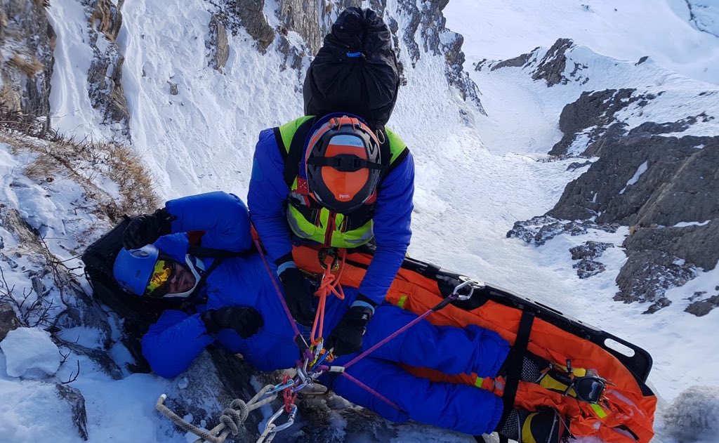 PGHMJausiers's tweet photo. [INSTRUCTION SECOURS] 🚁🆘 🏔un alpiniste blessé, pendu au bout de sa corde en cascade de glace: voici le scénario de notre récente instruction secours à Maljasset @Ubaye_Vallee . Le @PGHMJausiers, un médecin #samu04 et l’hélicoptère @Gendarmerie ont été mis à contribution. https://t.co/K9X9n06gIn