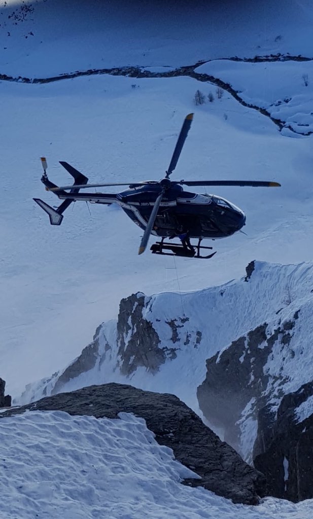 PGHMJausiers's tweet photo. [INSTRUCTION SECOURS] 🚁🆘 🏔un alpiniste blessé, pendu au bout de sa corde en cascade de glace: voici le scénario de notre récente instruction secours à Maljasset @Ubaye_Vallee . Le @PGHMJausiers, un médecin #samu04 et l’hélicoptère @Gendarmerie ont été mis à contribution. https://t.co/K9X9n06gIn