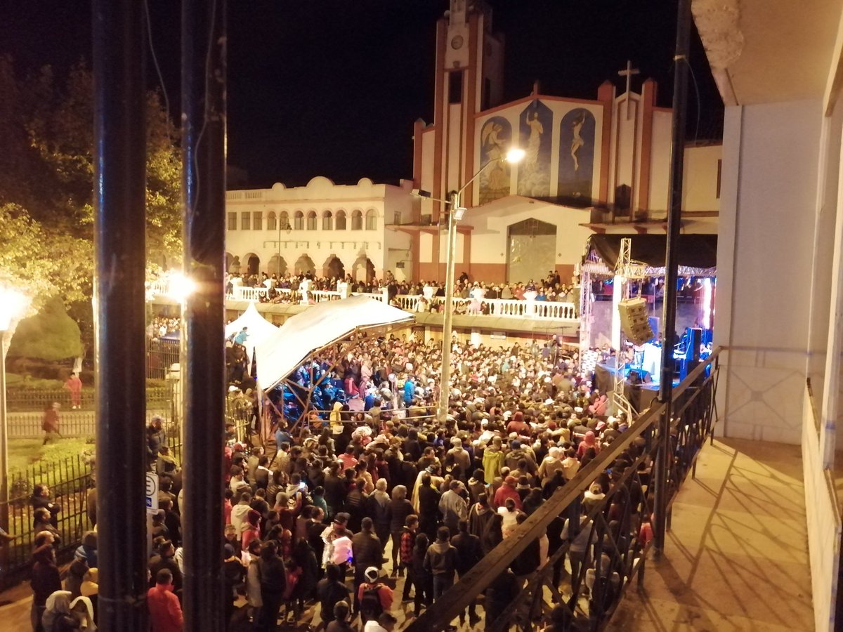 #18AñosCACE #26deEnero

El humorista Paolo Ladino durante una hora causó gran alegría en el público  en el marco de las fiesta de declaratoria de #Cañar Capital Arqueológica y Cultural del #Ecuador.