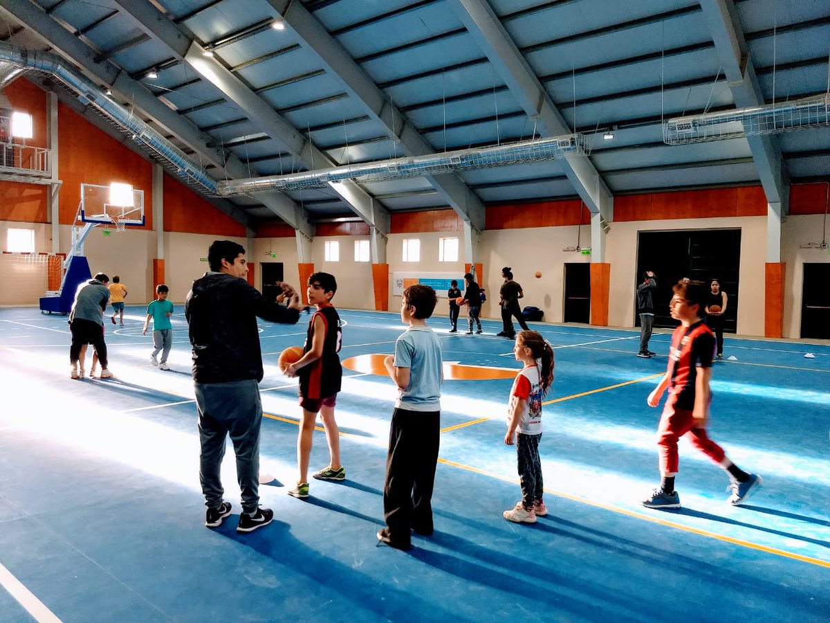 Deportes_tdf's tweet photo. #RÍOGRANDE BÁSQUET DE VERANO 🌞🏀
Edades: 10 a 18 años 👧👦
Martes y Jueves 📆 De 18 a 21 Hs ⏰
Gimnasio Integrador Polideportivo Margen Sur 🌎
(Ara. Gral. Belgrano al 700 B° El Milagro) 📍
#DeportesTDF #TierradelFuego https://t.co/HjEJVO1Bec