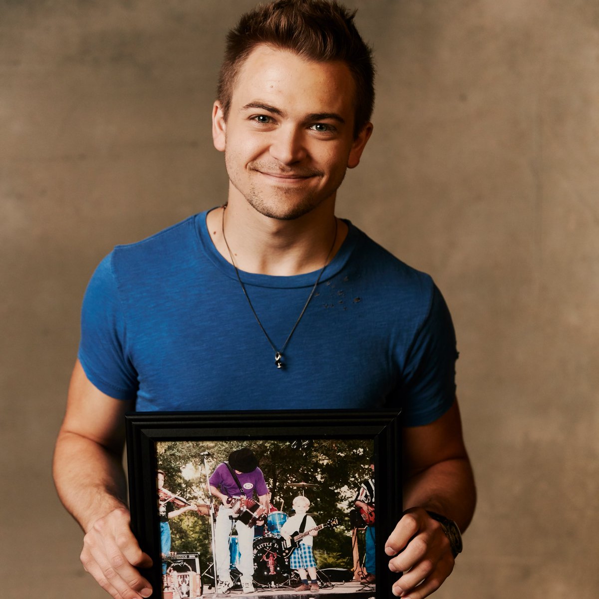HunterHayes's tweet photo. I find so much peace in music. I love getting lost in it because that’s where I find my true self and pure happiness. That's my favorite part about music. Also why I love anyone who helps someone find their voice in music. #itstartswithME @cmafoundation https://t.co/JaGur0lRAz