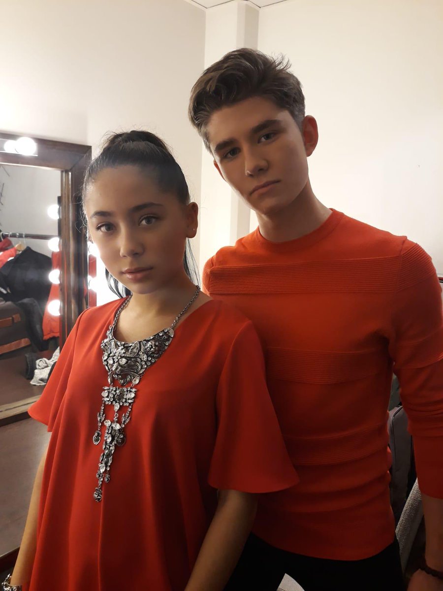 Leelou et Estéban quand on leur dit « restez naturel » 😜