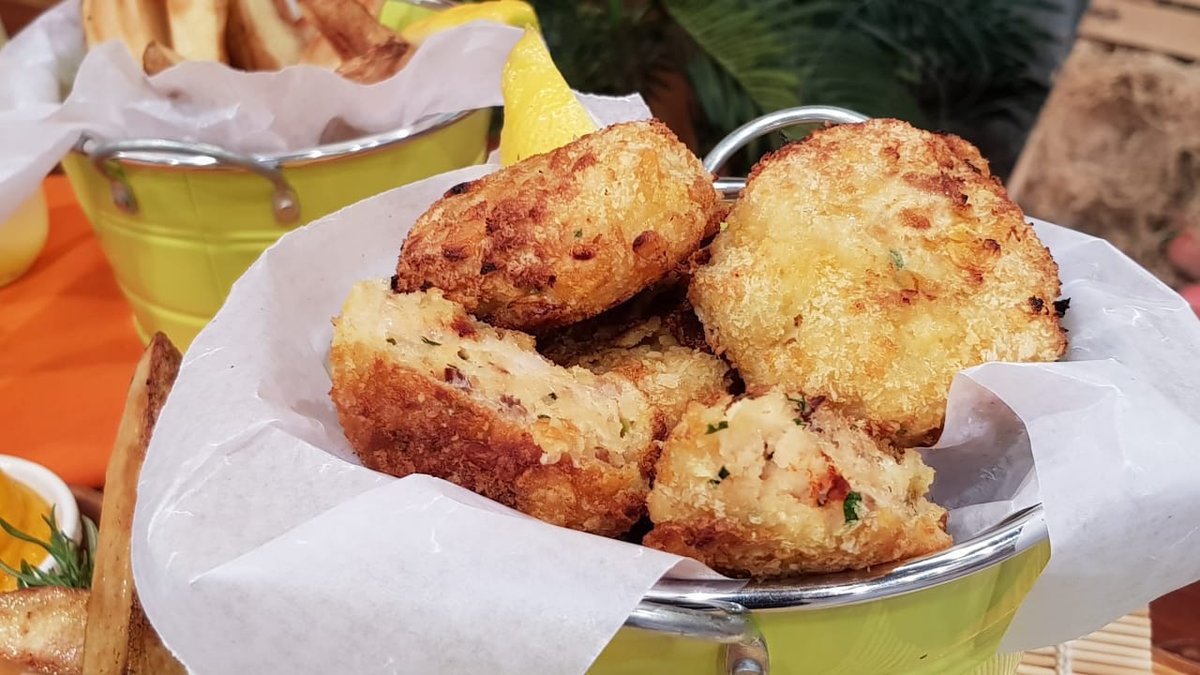 cocinerosarg's tweet photo. ¡Es viernes, tus ganas de comer rico lo saben! Por eso llegan las #RecetasDelFinde 
.
Arrollado de merengue y duraznos
Nuggets de pescado
Waffles dulces y salados
Arañitas a la parrilla
Recetas veraniegas de famosos
.
En vivo 14 hs Tv Pública Argentina https://t.co/8sPzZb3i0c