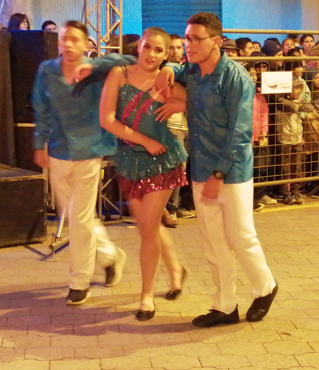 #18AñosCACE #26deEnero

Gran colorido de trajes típicos en el pregón de las fiestas de 18 años de declaratoria como Capital Arqueológica y Cultural del Ecuador.