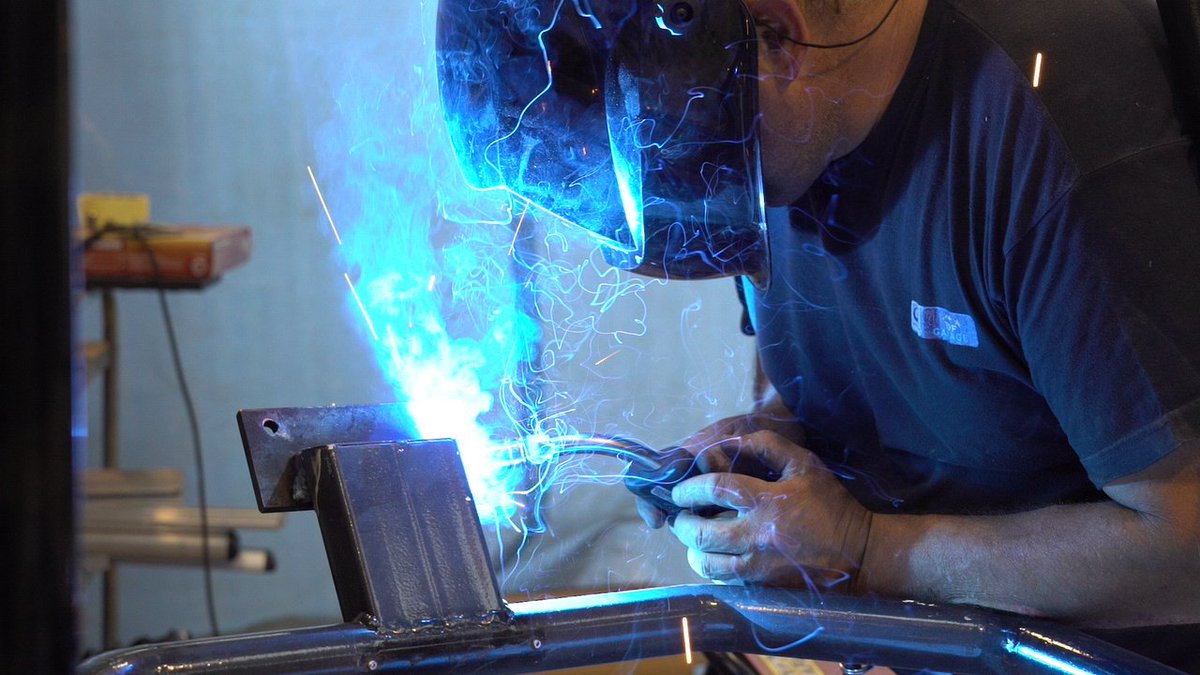 [Nos artisans ont du talent]
Parmi les nombreux talents qui composent notre équipe, découvrez celles du #soudeur. 
Habilité, minutie, patience et précision lui permettent d’assembler par fusion les pièces métalliques nécessaires à la réalisation de nos productions !