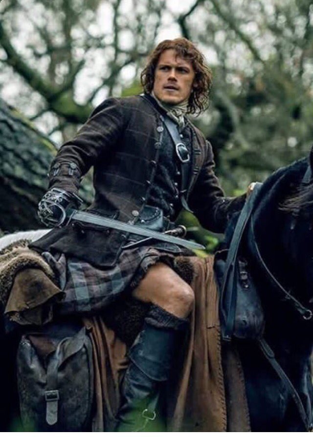 Canmore3Girl's tweet photo. @Ksrnv @OL_Central @mymtbrain @SaraPuchini @mary_markssngr @OutlanderHQ @Outlander_STARZ @OutlanderAmbass @mariajosefinan8 @OutlanderCostum Knee porn with NEVER be out of style!!! 😍😍😍 #NeverinLife https://t.co/SaVhCPbOO0