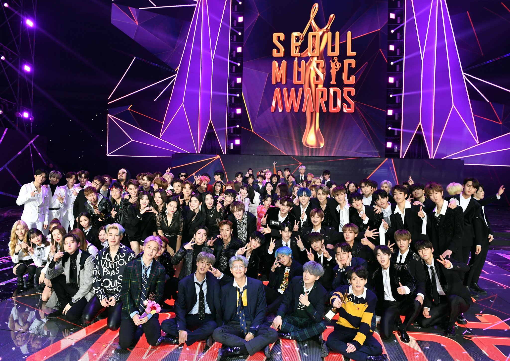 Jayelle_Kdiamond💎 on Twitter: "[서울가요대상] Seoul Music Awards SMA group photo  after the show #SMA #BTS @BTS_twt https://t.co/gpWgs80itS" / X