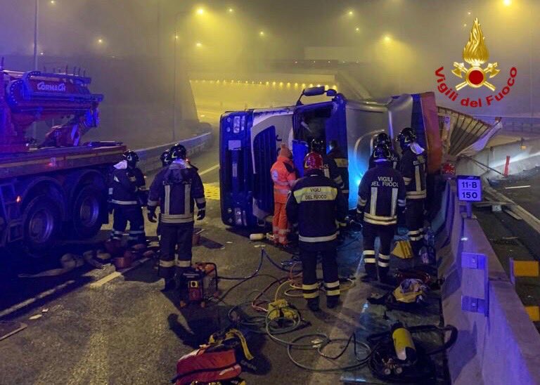 vigilidelfuoco's tweet photo. #18gen, questa mattina i #vigilidelfuoco sono intervenuti per soccorrere i due occupanti di un mezzo pesante ribaltato sulla tangenziale di #Torino #A55 altezza interconnessione tangenziale sud https://t.co/Bl6yhxtxOX