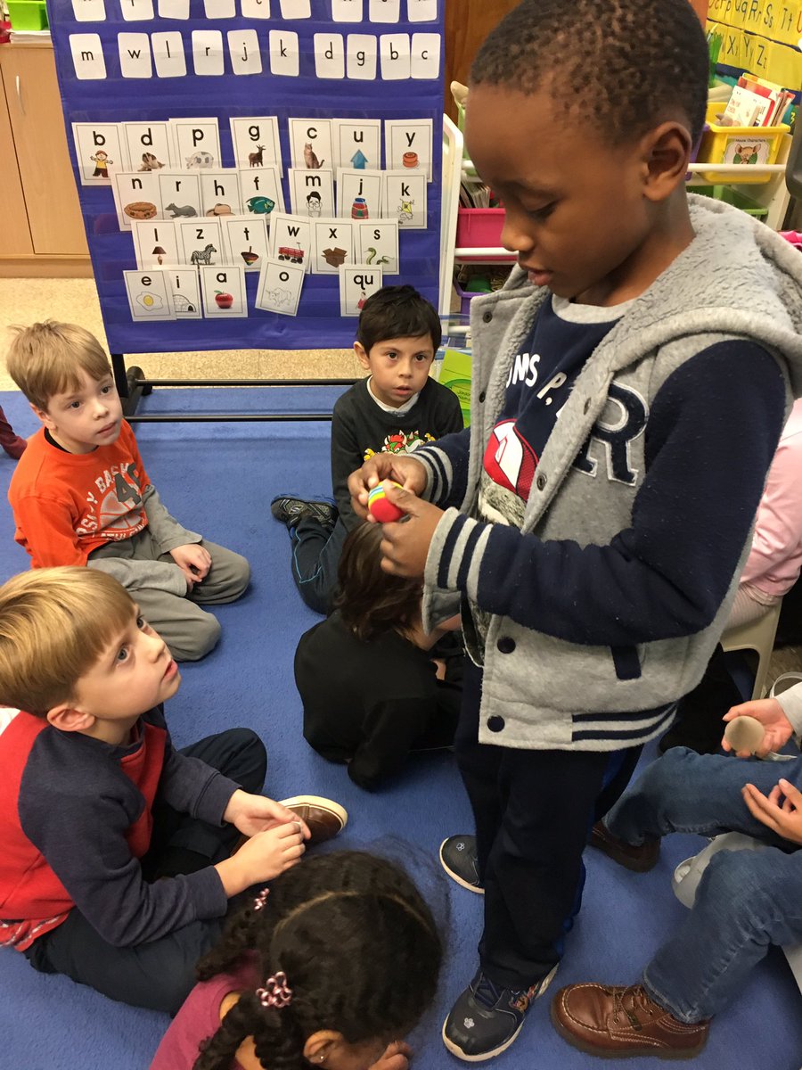 enoell21's tweet photo. Student leaders reviewing shapes #namethatshape #sortby2Dand3D https://t.co/Rjv2FBHIqy