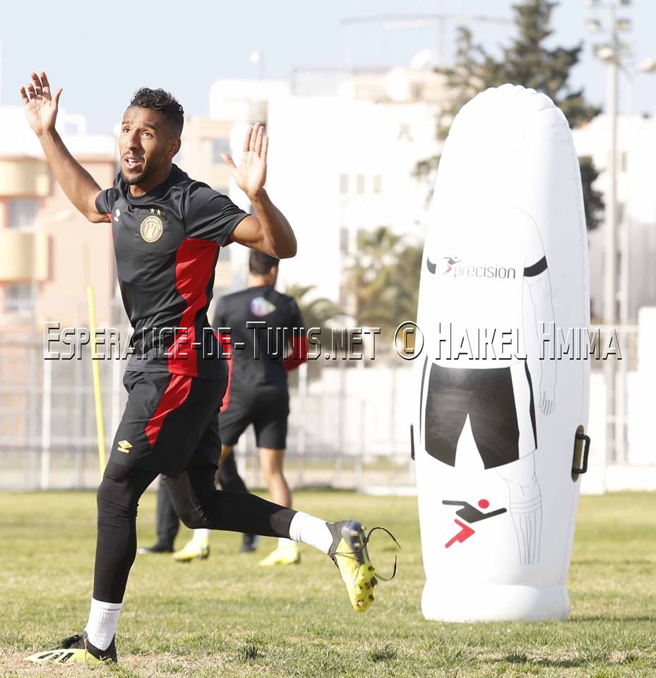 EsperanceSTunis's tweet photo. Une bonne première pour Elhouni
Un match tranquille et une victoire facile
Un arbitrage assez correct mais qui a omis de siffler un peno + hors jeu imaginaire
Khenissi retrouve le chemin des filets après son dernier but face à Al Ahly en septembre 2017
#TotalCAFCL #ESTFCP https://t.co/Ho7IFTPJ1x