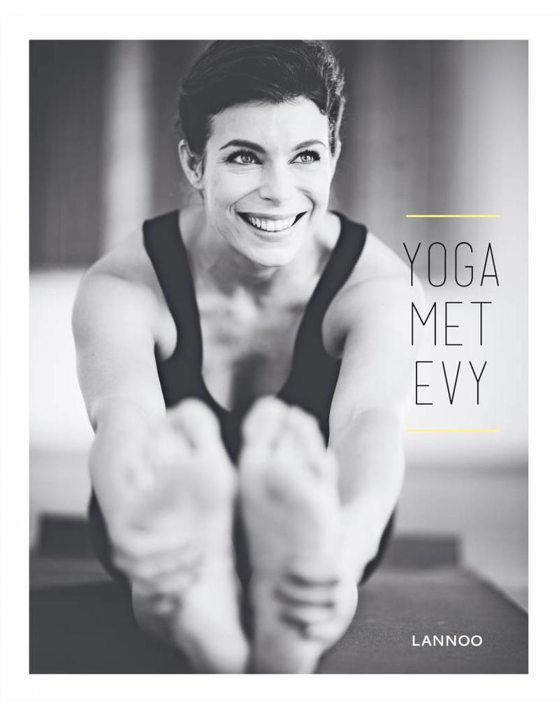 yogametevy's tweet photo. Hét yogahandboek met meer dan 85 yogaposes stap voor stap toegelicht - een sportief cadeau voor 2019 voor jezelf, of voor iemand anders ;-) 
cc @Lannoo  https://t.co/DCEEuU9A9x https://t.co/ccWWl4RnXb