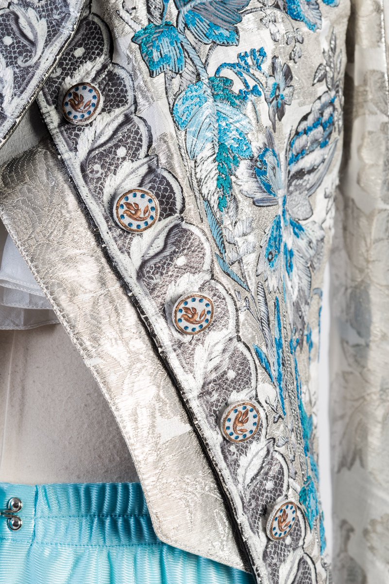 Fashion_Museum's tweet photo. Friday Treat Time! A close-up look at the wonderful details on our 2018 #DressOfTheYear womenswear ensemble by Nicolas Ghesquière for @LouisVuitton - Love the blending of modern sportswear and 18th century court dress using clever colour and textures #LouisVuitton #DOTY2018 https://t.co/b28UlEWCNJ