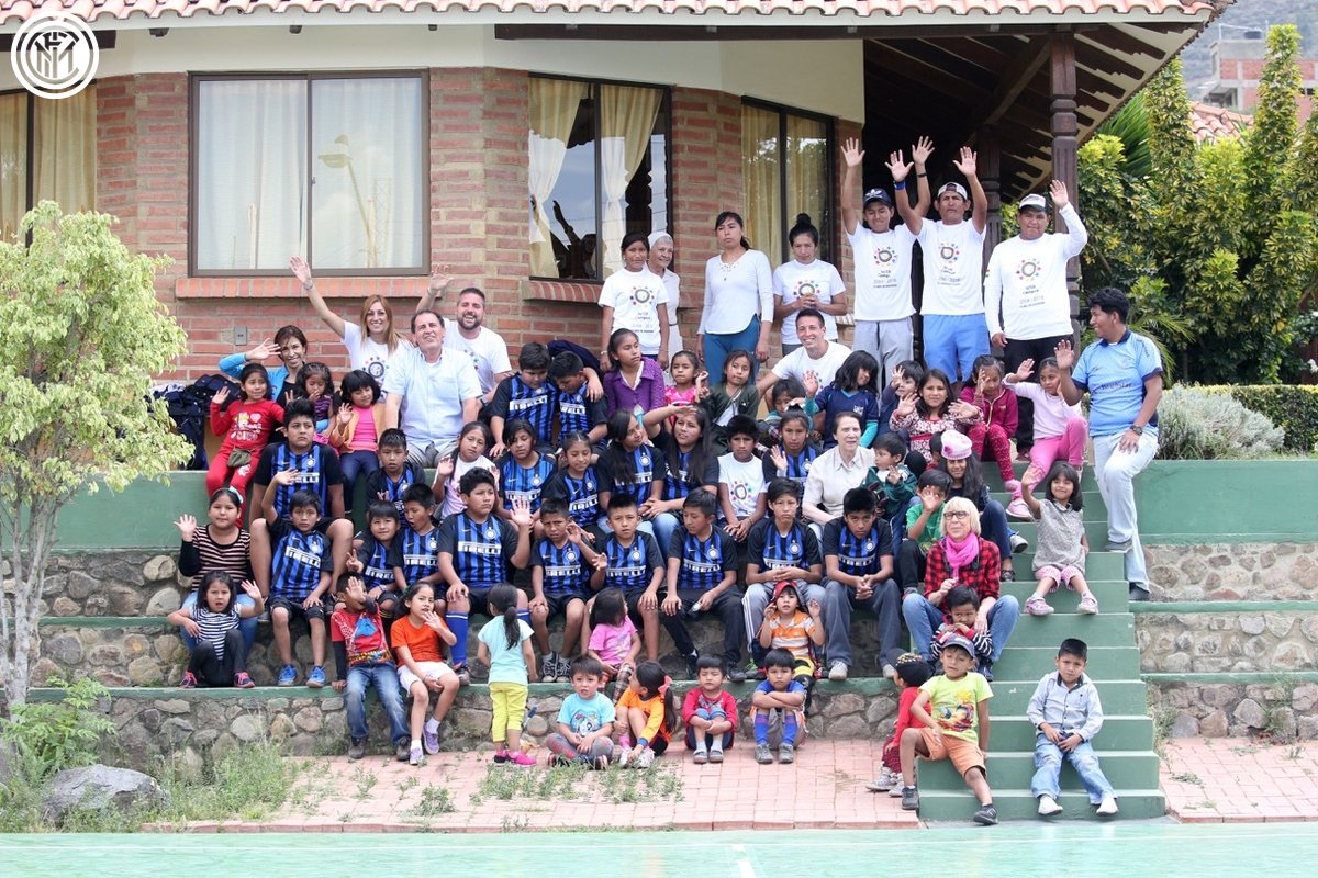 Inter_es's tweet photo. 🇧🇴🖤💙 "Es fantástico, aquí podemos jugar a lo que nosotros queremos jugar, nos dan comida y nadie nos pega". 
Testimonios e historias llenas de cariño desde nuestro Inter Campus Bolivia: 

👉 https://t.co/p9Lu4iHUSj https://t.co/2JP7CUNWQa