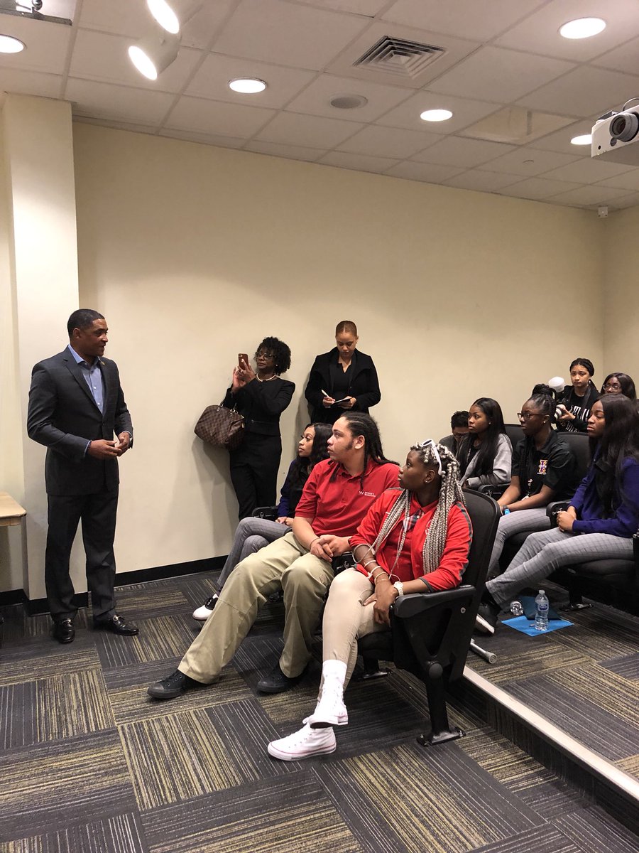 XULA1925's tweet photo. Honored to welcome @SenBooker and @CedricRichmond for @projectliveandachieve #RallyforeXcellence @inspirenola @XULApres https://t.co/1AxyYY6OUT