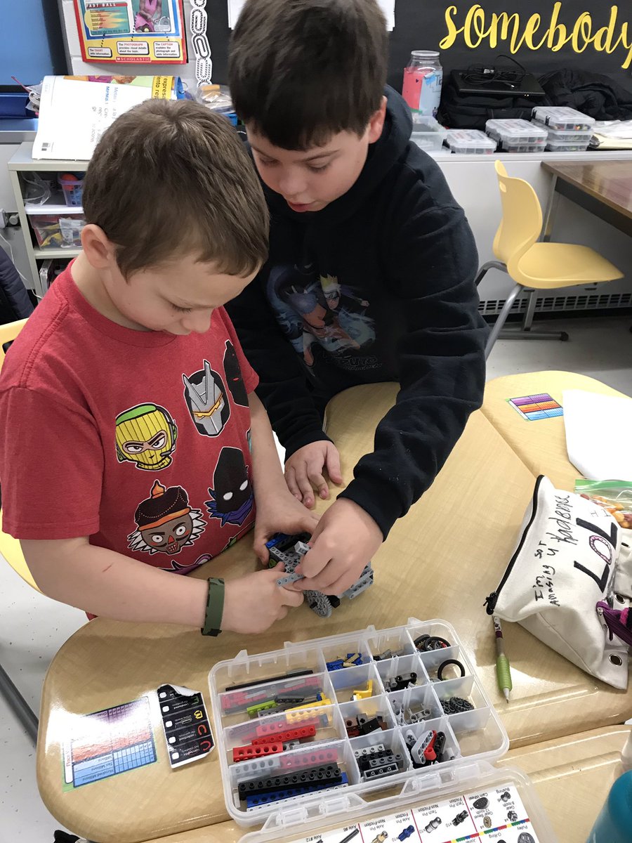 mskellylaw12's tweet photo. Bricks 4 Kidz...we learned about the history of automobiles &amp; the  modified an automobile like engineers @dist126_hg  #weare126 #hg126 https://t.co/SaX1VuaHdO