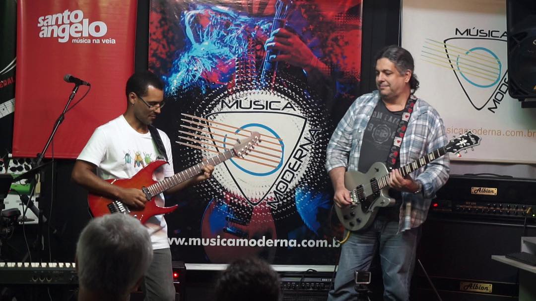 Nosso professor Leandro Oliveira com o aluno Marco Aurelio brilhando no palco da escola. 

Venha aprender e tocar conosco também! 

Matriculas abertas com desconto nos planos semestrais. 

Para todas as informações: bit.ly/clique-aqui-pa…