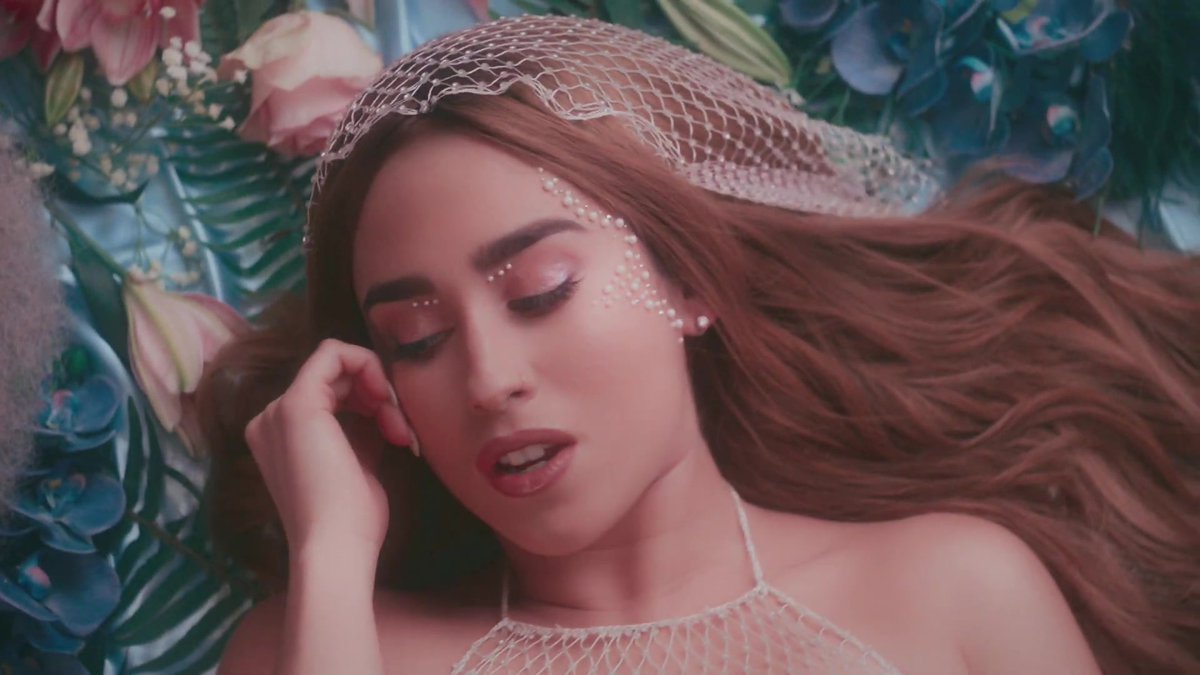 sourflames's tweet photo. AMÉM LAUREN JAUREGUI, OU DEVO DIZER MULHER DA MINHA VIDA? #MoreThanThatVideo https://t.co/QRcPGirvPq
