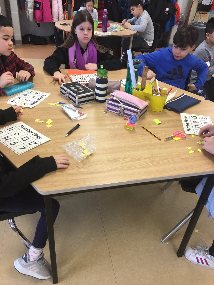 jolyn_commsso's tweet photo. On pratique les numéros en jouant Lotto. #fsl #4eannee @FrancaFelice @HOFAM_DPCDSB https://t.co/zDEGfC8tRv