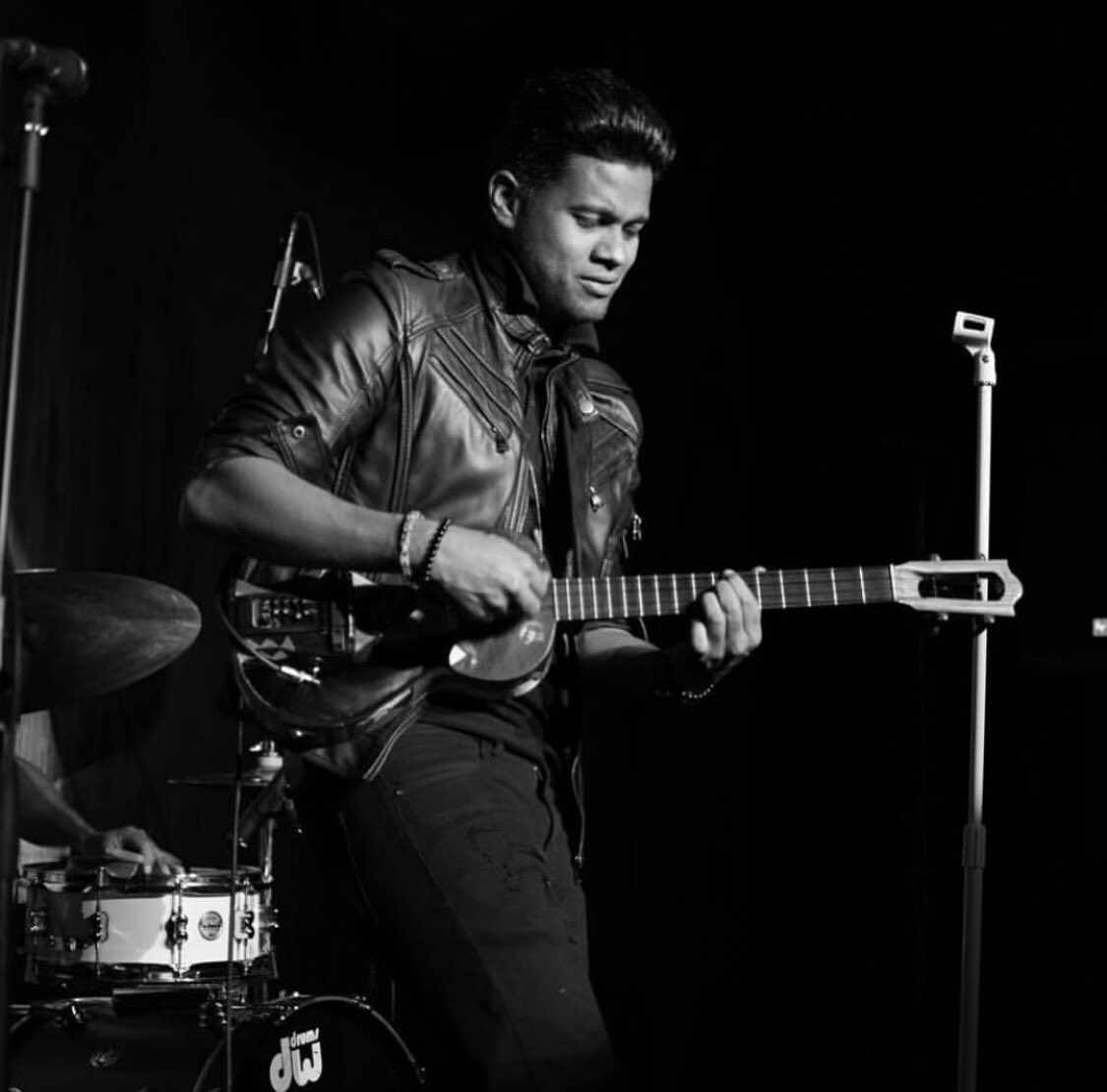 Tonight! Catch the 🎶LIVE Music of <a href="/loswizzards/">LosWizzards</a> at Midnight. Also, enjoy The Best Happy Hour in Miami Beach from 5-10pm. 50% off everything behind the Bar plus <a href="/artichokepizza/">Artichoke Basille's®</a>. #locallyloyal #rickyssobe 🎸🍹🍕