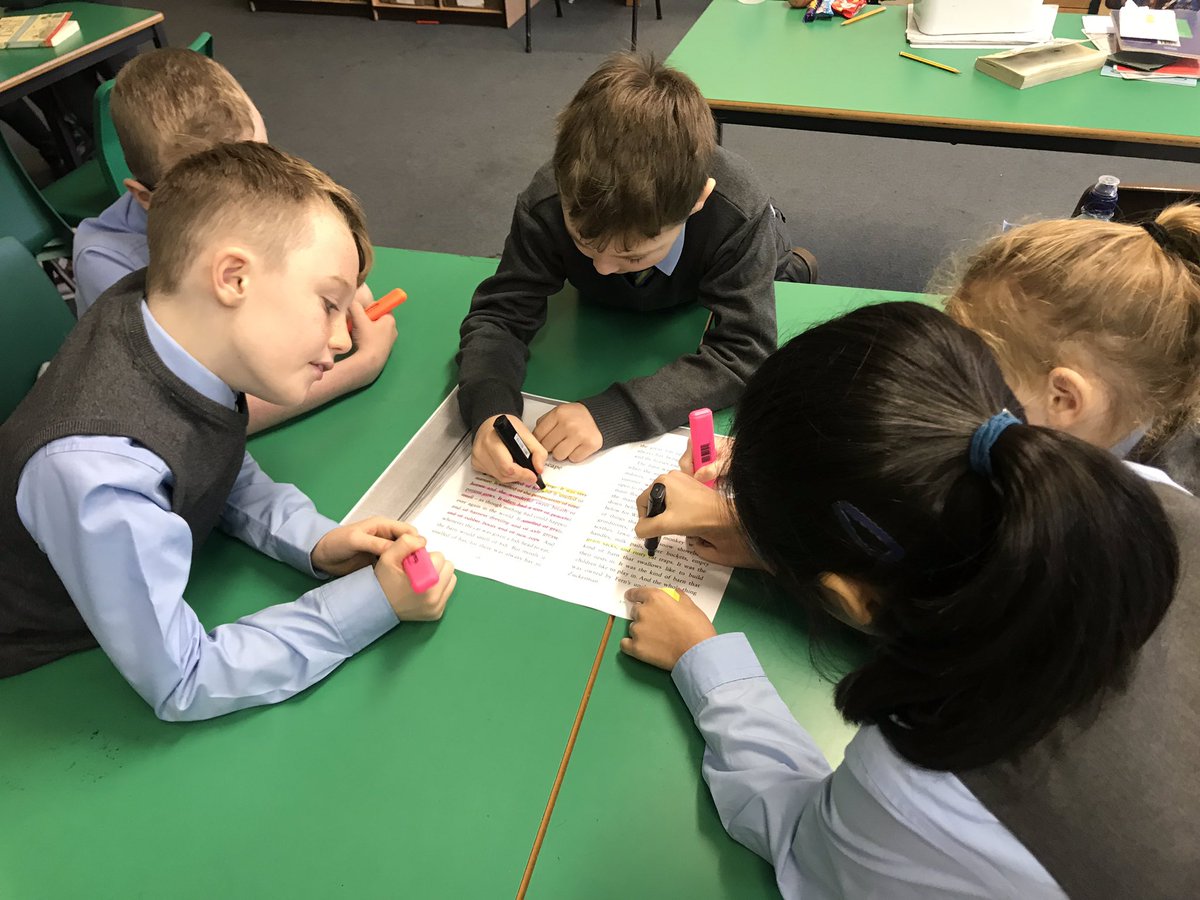 OLRprimary's tweet image. P4a highlighting the descriptive language used to describe the setting of the barn in chapter 3 of Charlotte’s Web 🕸🕷🐖 #setting #descriptivelanguage