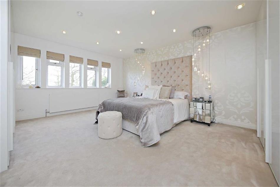 Statonsllp's tweet photo. Situated in one of Totteridge's most sought after turnings, this delightful detached family home is ideal for entertaining and family living. #LondonProperty #StatonsProperty #heatedswimmingpool https://t.co/CqTrGFkk61 https://t.co/5XD78EpT3K
