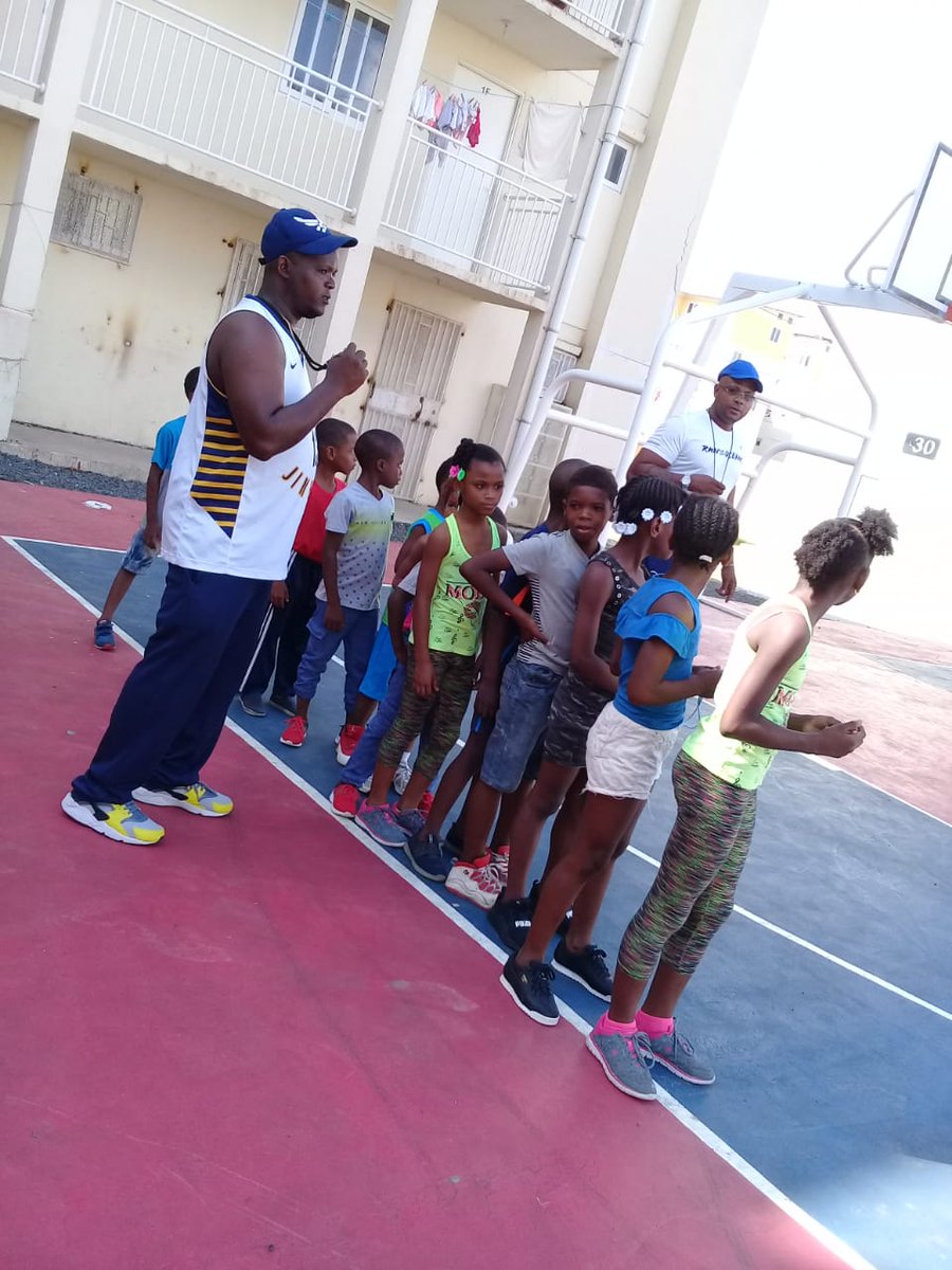 MINUEVOCOLON's tweet photo. Niños de la academia de baloncesto de Altos de Los Lagos, aprovechan el verano junto a sus instructores. Inscribite y participa #RenovacionColon @MIVIOT https://t.co/yCV5ZpBtsM