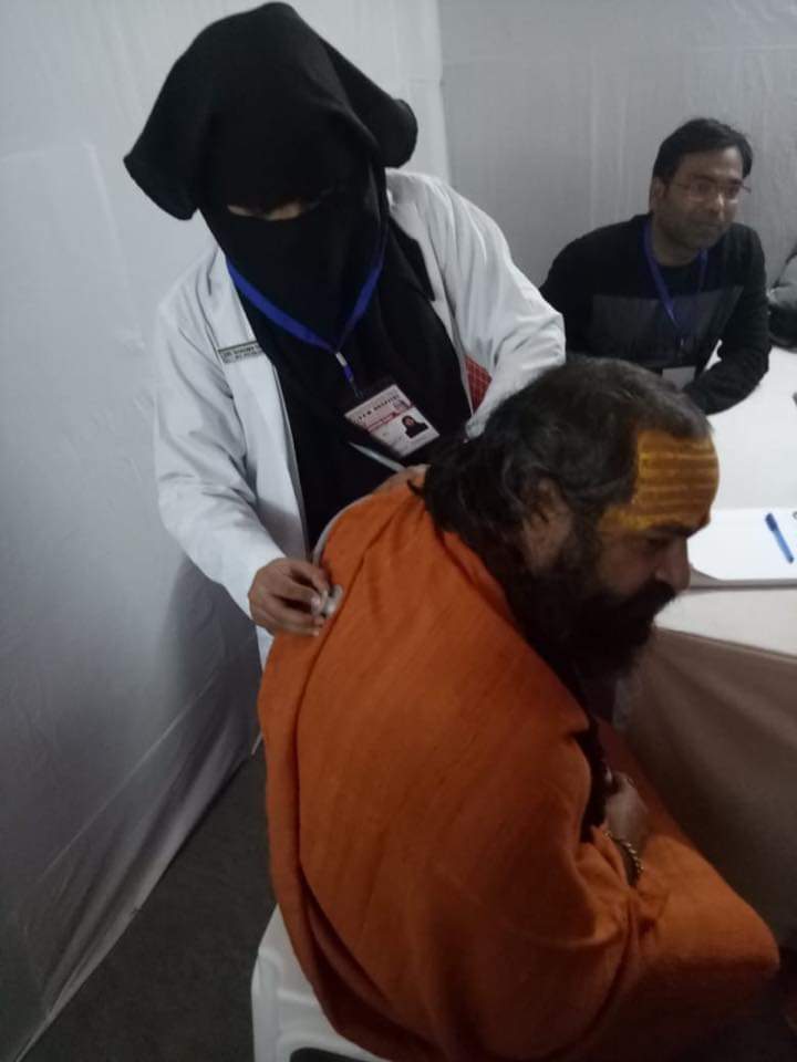 Aligarh Muslim University doctors providing medical services to the devotees at #KumbhMela2019 #Prayagraj . That's my India summed up in a picture.
#GangaJamuniTahzeeb