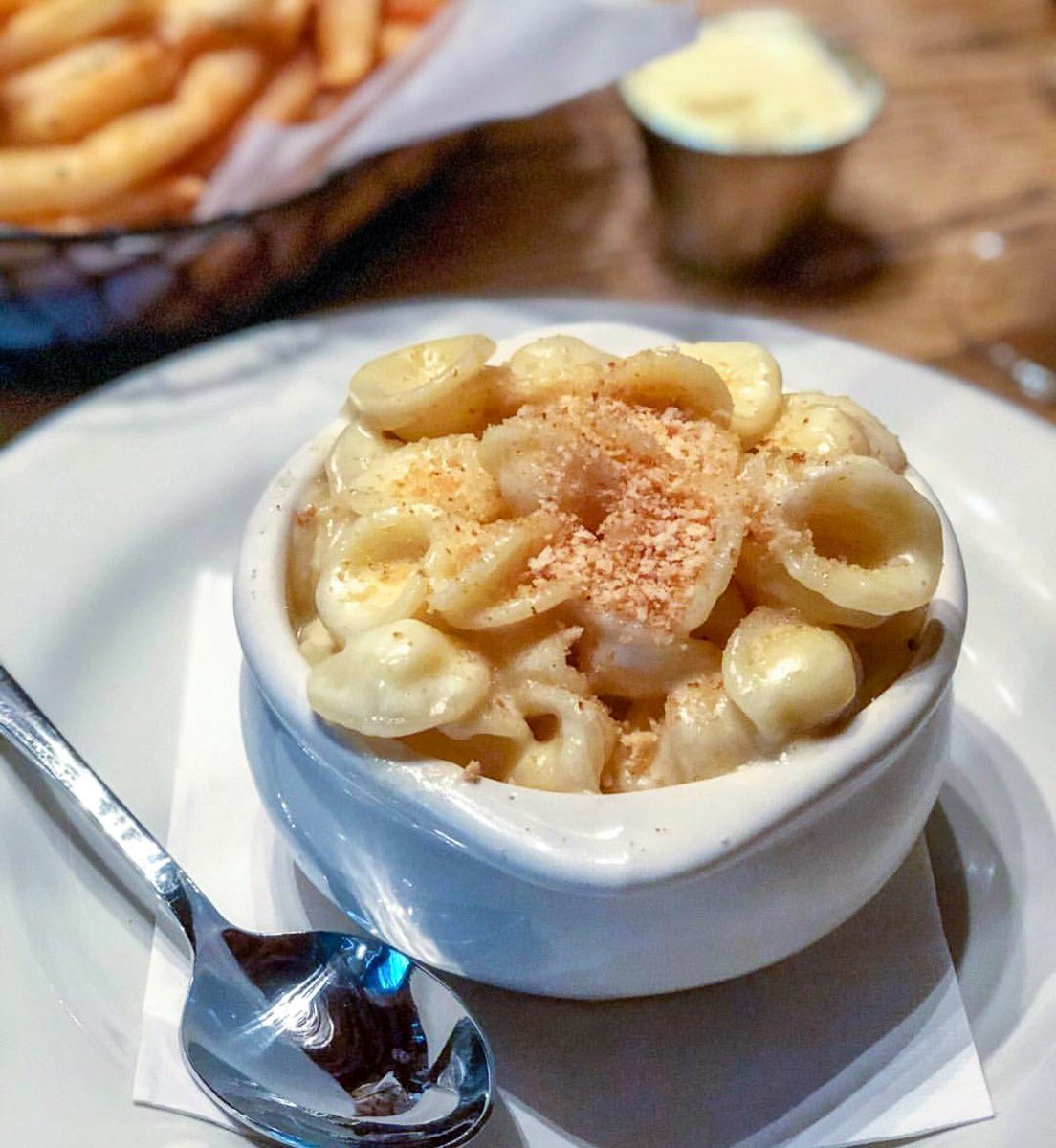 Happy Friday peeps! Cheers to a 3 day weekend. And Mac n cheese with a side of fries. #landmarc #dinecolumbuscircle #mlkweekend #fryday