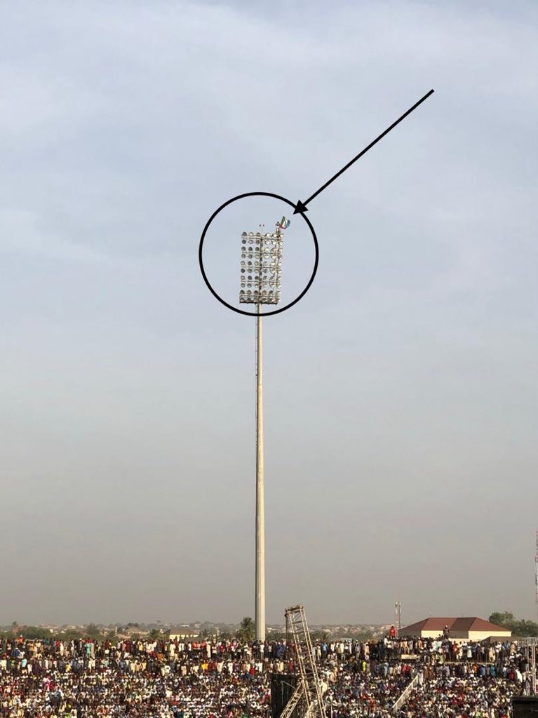 A young man defying gravity to hoist an APC flag in Kaduna. It is worth it, the future belongs to them. Thank you PMB for giving them hope!💪🏽🇳🇬🇳🇬🇳🇬