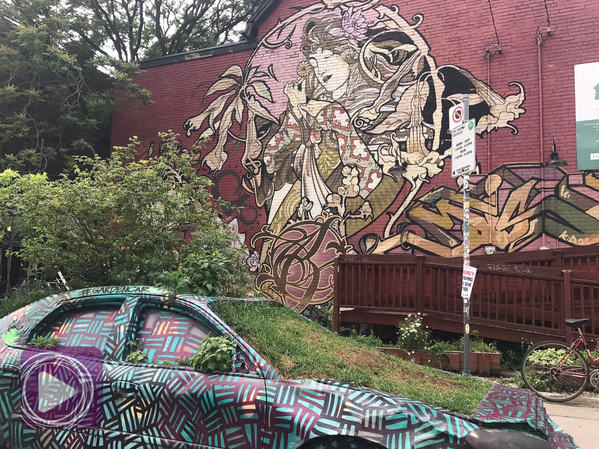 EBCDigitalNest's tweet photo. Peculiar street art in Kensington Market.  💫✨  #EBCCanadaBureau 
#DowntownTO #Torontotingz #BlogTO #KensingtonMarket #EBCDN #NET25 #1with25 #EBCPhotography https://t.co/ax2UJiOyTm