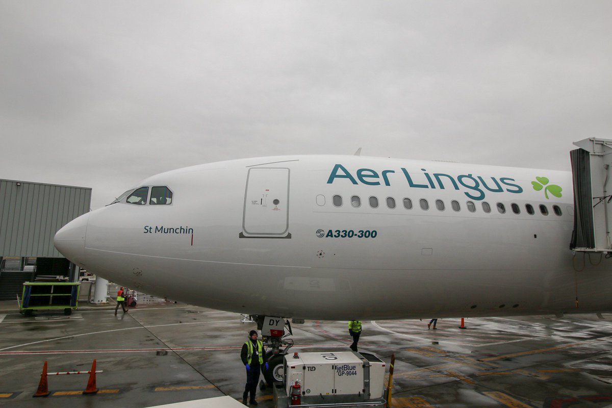NYCAviation's tweet photo. More photos from the @AerLingus event at @JFKairport this afternoon. The new livery looks really sharp in person. #AvGeek #FlyingIrish https://t.co/JVnnQwZHRh