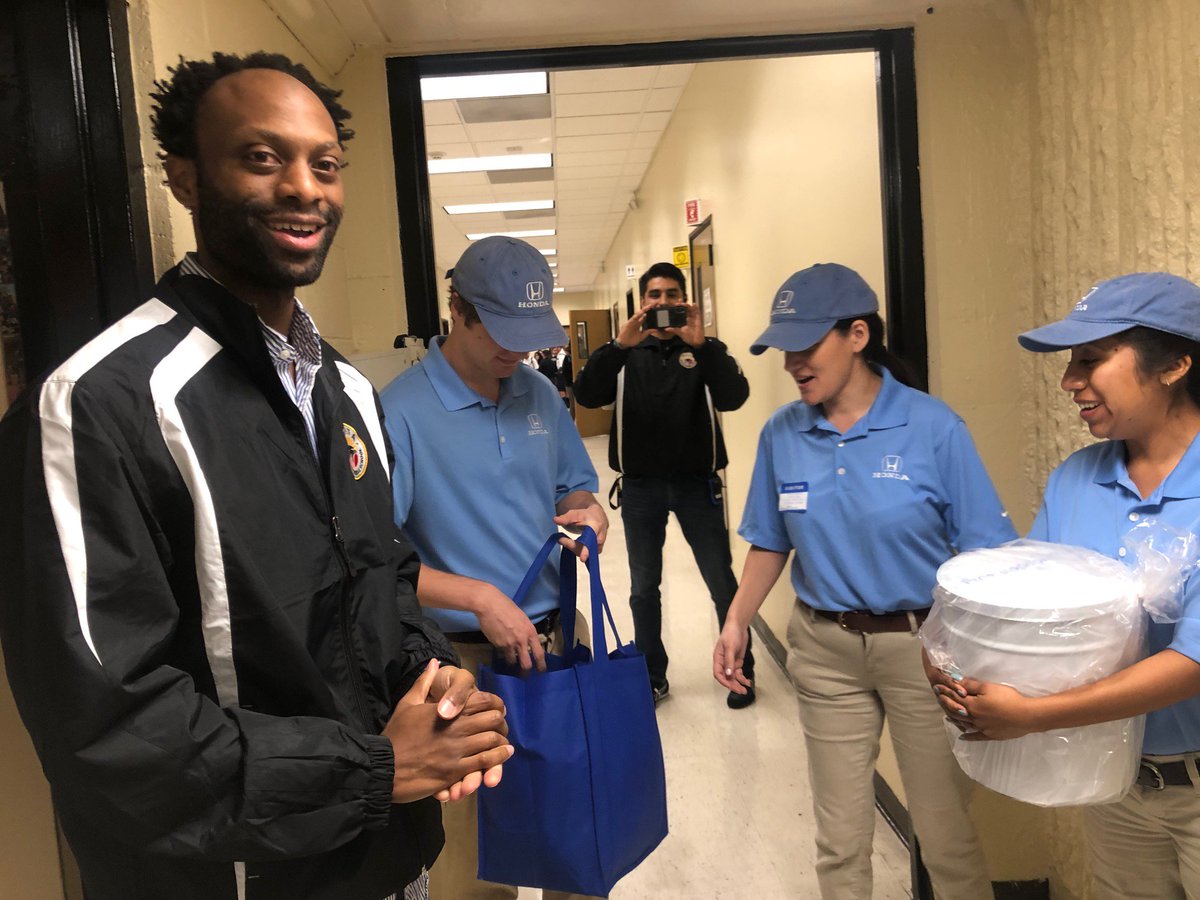 Look who made a SURPRISE visit to Vista today!!! @HelpfulHonda stopped by @VistaCharterLA today to treat our hard-working teachers to some free popcorn on #NationalPopcornDay.  Can't think of anyone who deserves it more!  Thanks @HelpfulHonda #theydoexist