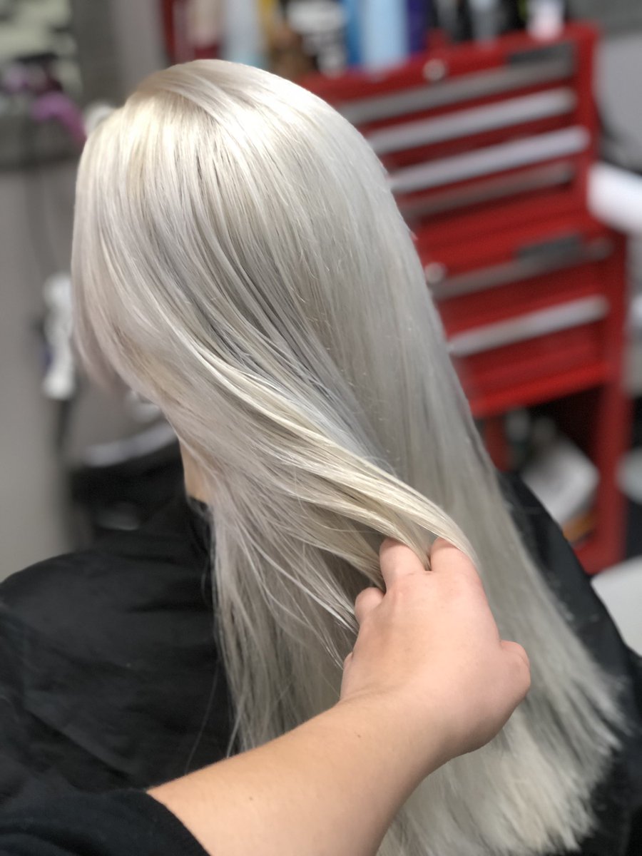 ErynGolden's tweet photo. Lovely ice blonde on my sweet friend Morgan 🖤😍
.
.
.
#alabamacosmetologist #alabamastylist #tanglessalon #matrix #redken #matrixlightmaster #redkenshadeseq #haircolor #coolblonde #icyblonde #pearlblonde #icequeen #customcolor #behindthechair #behindthechairstylist https://t.co/RDFGj5iPqU